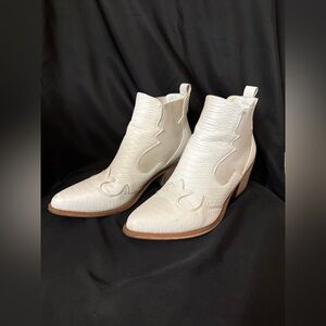 Pierre Dumas Wilder White Western Booties Size 9